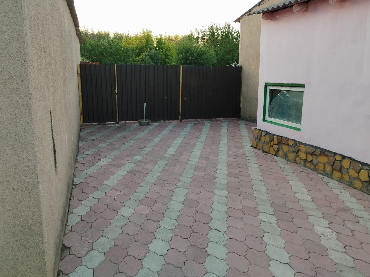 СОБСТВЕННИК продам дом 3 команаты об.п 87.8м улице крупской центре станице Луганской со всеми удобствами с ремонтом двух контурный котёл кондиционер ворота на автомате гараж для авто цена 5.500 мл номер все вопросы телефона +79595019923 телеграмм +79595460431...