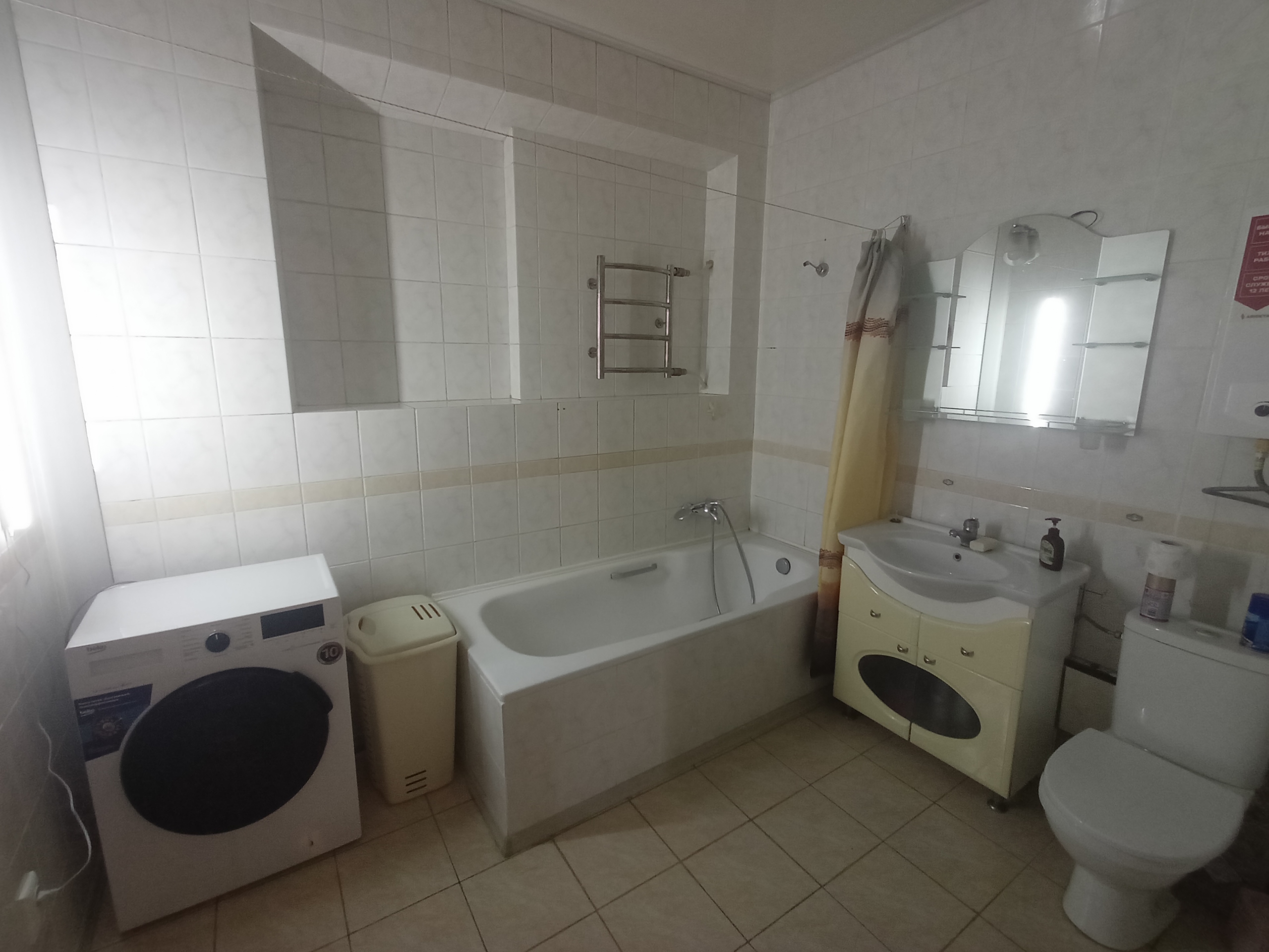 🏡 Продам 2-комнатную квартиру в Ленинском районе 📍 ул. Оборонная | 🏢 4 этаж из 4 📐 Площадь: 61,1 м² 🏛 Квартира с характером — «Сталинка» 📏 Высокие потолки — 3 м 🌳 Прекрасный вид на парк, центр Луганска 🛠 Жилое состояние 🚪 Дорогая столярка: деревянные двери и окна 🪟 Современный балконный блок, пол — ковролин 💡...