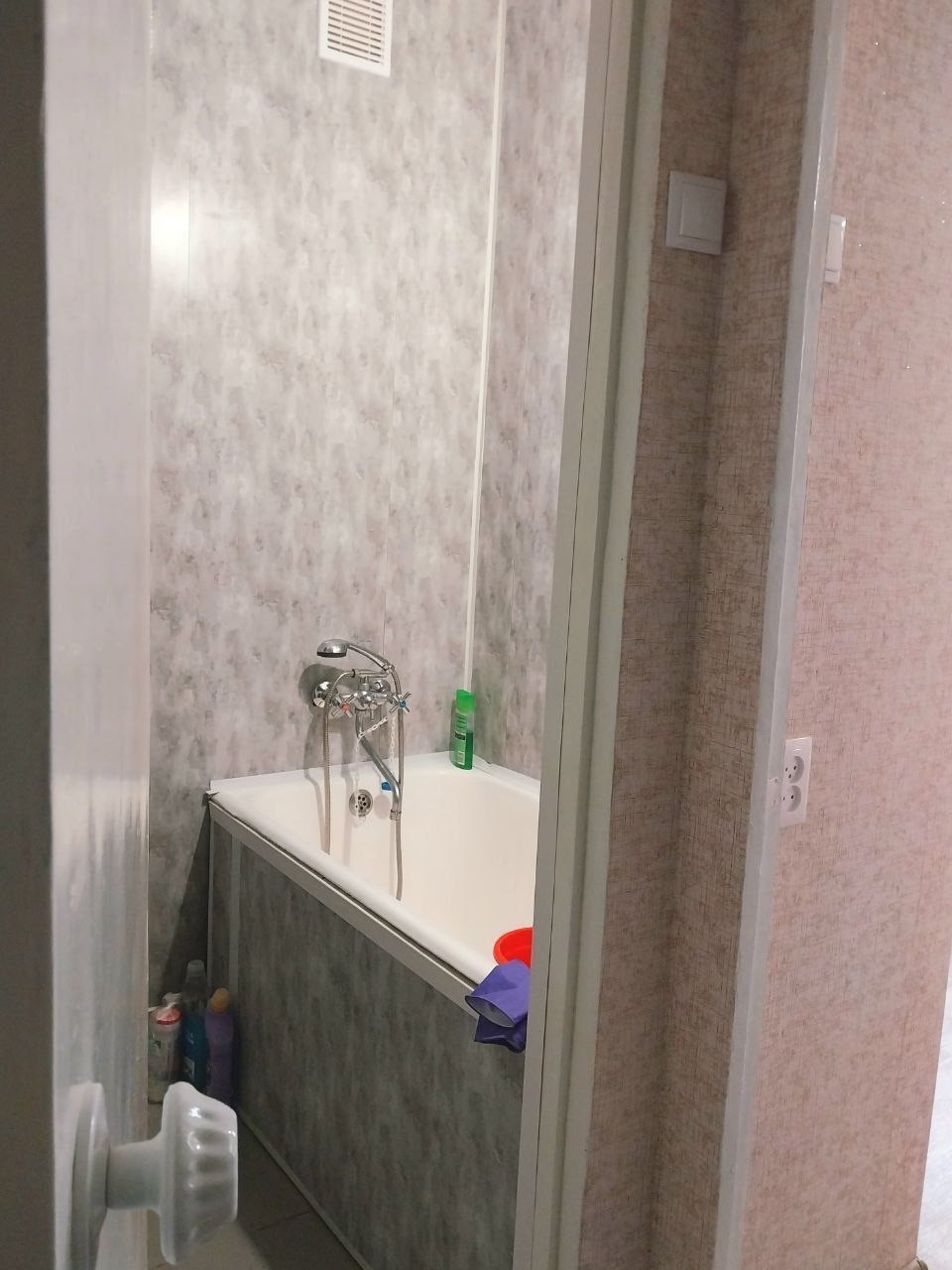 ‼Продам 1-комн. квартиру на кв. Восточный! 4/9 этаж. Общая площадь 24м².Окна м/п,балкон застеклён. Разводка м/п.Бойлер и стиральная машина остается.Хорошее жилое состояние! В минуте ходьбы остановка общественного транспорта, в пешей доступности университет, магазины, рынок! к продаже. Цена: 3 000 000₽ Тел: +7...