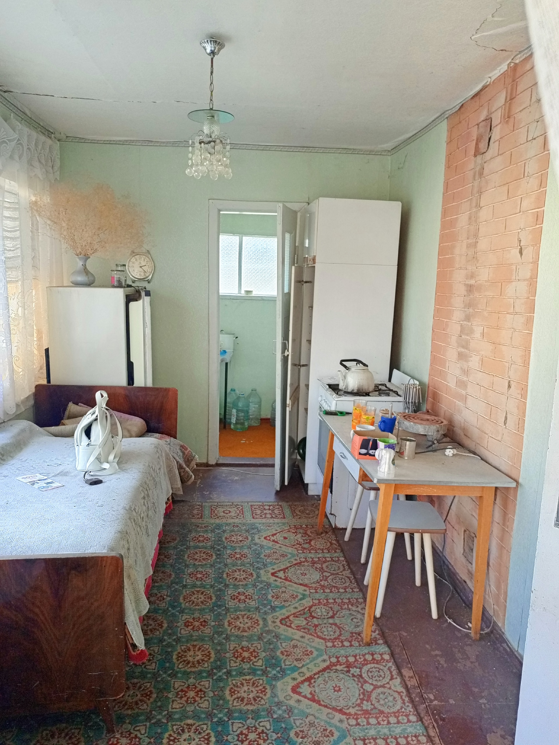 Продаётся дача(Станично-Луганский округ, с. Пшеничное, СНТ"Мрия") Участок 6 соток, участок огорожен сеткой рабица, дом кирпичный из трёх комнат, в доме есть печь, погреб, туалет, вода проведена в дом. Вода по графику. Хозпостройки. Участок не приватизирован. 350 000₽ +79591380905...
